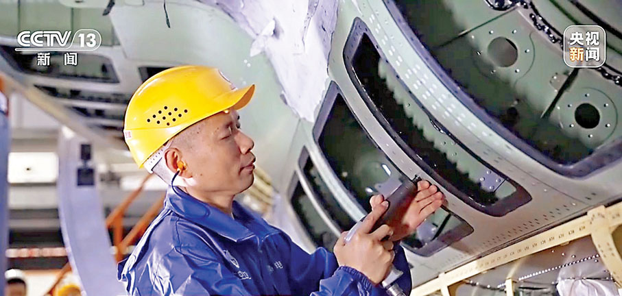 ●航空工業成飛師徒——師傅劉時勇曾親手打造殲-10，徒弟馮攀龍如今奮戰在殲-20的裝配一線。