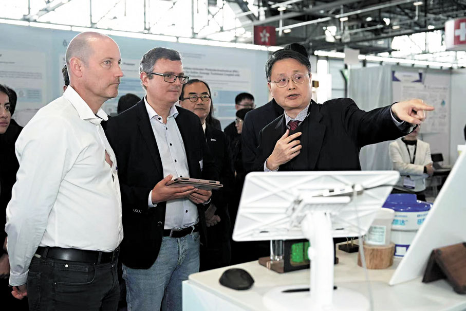 ●楊經倫（右）於國際發明展介紹有關技術。受訪者供圖