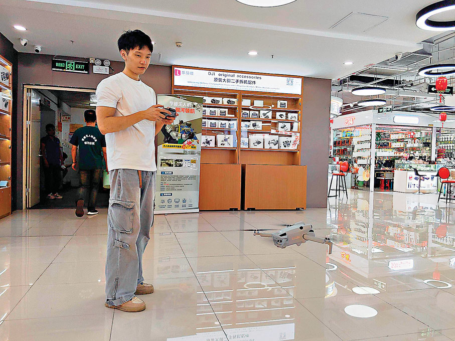 ●客戶馬先生在線下商舖試飛大疆無人機產品。