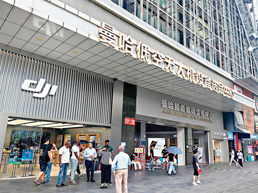 ●深圳華強北曼哈低空無人機設備選品中心。