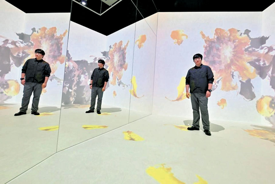 ●香港藝術家蕭劍英設計的沉浸式多媒體展示區，把趙少昂的花卉作品轉化為動畫場景。香港文化博物館供圖