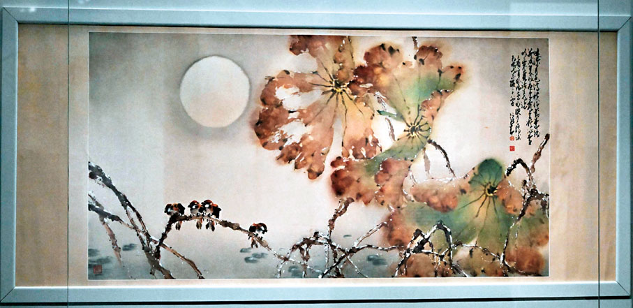 【《迷濛月色滿橫塘》（1969年）】趙少昂的《迷濛月色滿橫塘》畫作寫的是冬夜荷塘。他以細膩的筆觸，完美捕捉了這份靜謐空靈之美。趙氏運用了深淺有致的墨色，以淡墨渲染出月色朦朧的氛圍，又以層次豐富的赭褐色展現出枯荷的蕭疏之美，最後以靈動的筆觸點出小鳥的神態。畫面中，半枯的荷葉披着霜雪，本應是蕭瑟淒清的景象。但趙氏卻透過三四隻瑟縮在枯荷上的小鳥，為這片寒塘注入了溫暖的生命力。