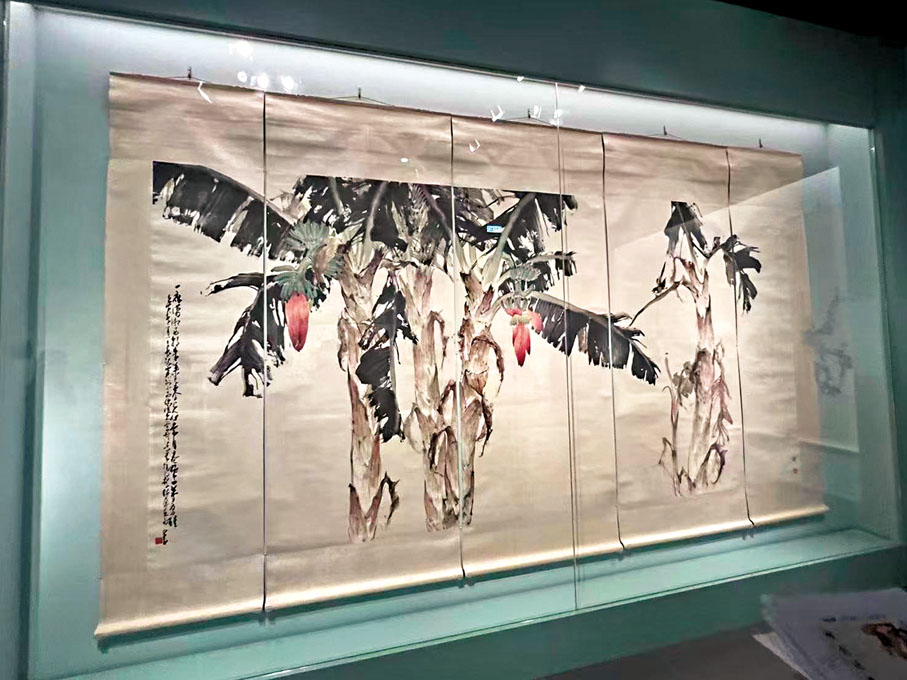 【《芭蕉》五聯屏（1962年）】這幅《芭蕉》形體碩大，以巨幅五聯屏呈現，在傳統繪畫中實屬罕見。趙少昂繪畫時先用排筆取其雛形，繼而用濃淡墨筆。作品中以淋漓墨色描畫折斷破裂的芭蕉葉片，畫中每一部分都由靈動筆墨精心構成。左邊殘破蕉葉間，一隻雀鳥在鳴叫，為凋零氣氛帶來一點生機。