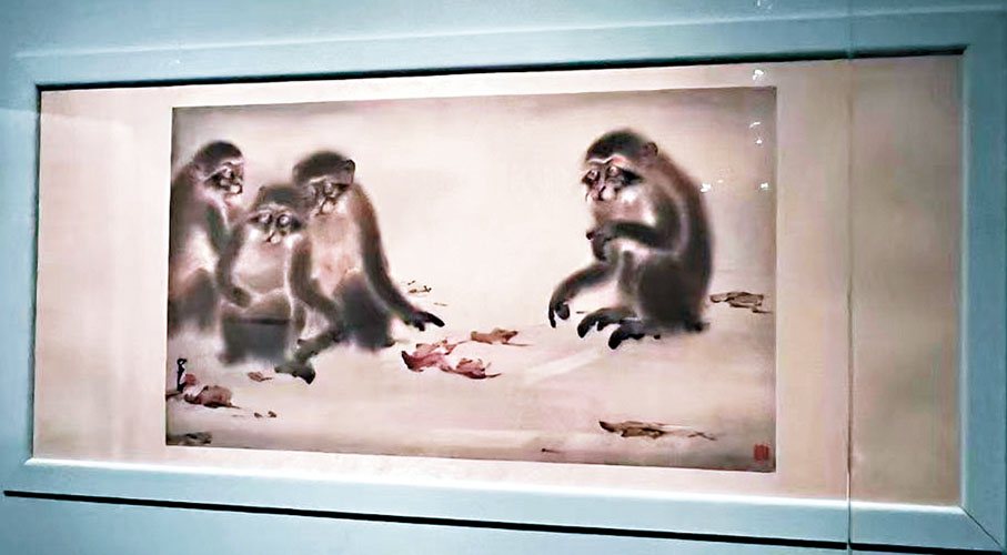 【《啼殘巴峽雨》（無年款）】趙少昂以精妙的筆法描繪猴子纖細柔亮的褐色絨毛，眼神專注，神態肖真。畫面中央留白，與左側三隻猴子形成視覺平衡，呼應《啼殘巴峽雨》之題，暗示孤獨與懷念的心情。這幅意境含蓄而富有啟發性的作品，讓觀者能反覆思索箇中意境，餘韻無窮。