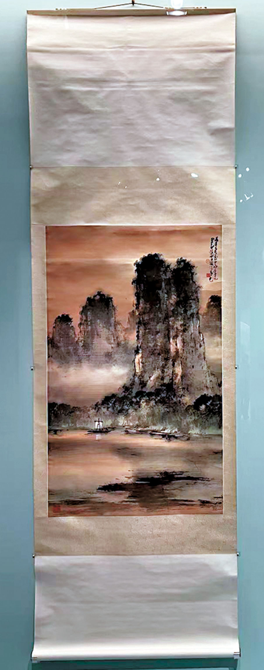 【《灕江暮色》（1968）】此作品創作於1968年冬至，是趙少昂回憶1940年代戰時流寓西南地區時，在桂林親見的灕江勝景。畫中雖可見桂林的挺拔奇峰，但他更着重捕捉光線的變化，通過層層渲染，呈現出灕江暮色中的遠山靄氣、夕照水影及雨後濕潤的空氣。1948年定居香港後，趙氏筆下憶及的西南風光更添深意。明媚的山川不僅是藝術的再現，蒼茫的暮色更寄託他對昔日遊歷的思念。