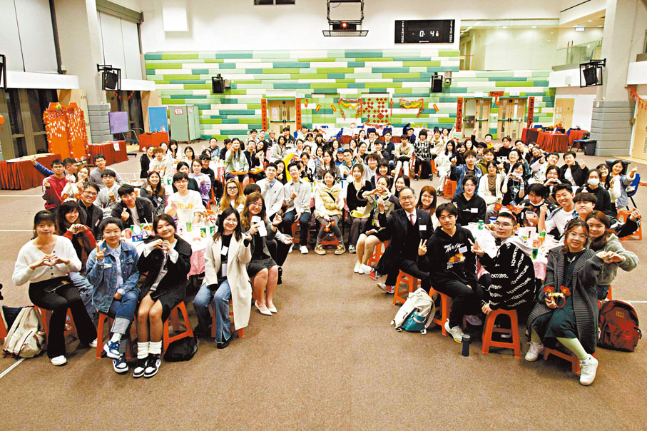 ●林群聲參與都大的非本地生聚會，師生一起吃盆菜。 都大供圖