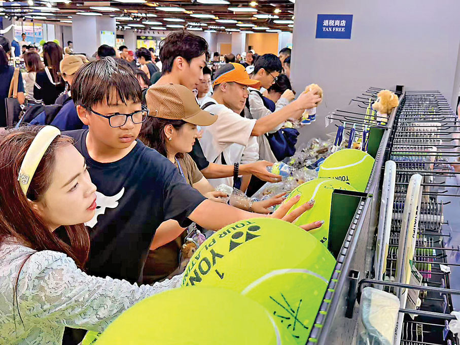 ●上海勞力士大師賽官方紀念品熱銷。