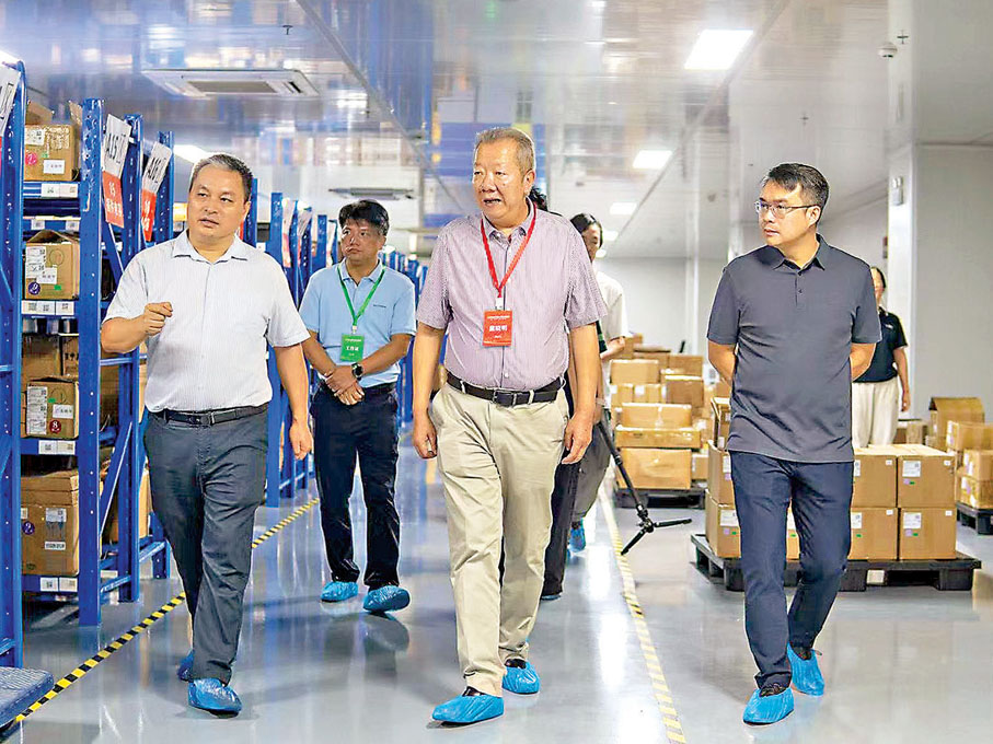 ●廣東工業大學集成電路設計國家現代產業學院院長熊曉明（前排中）調研廣東鐵甲科技有限公司。 網上圖片