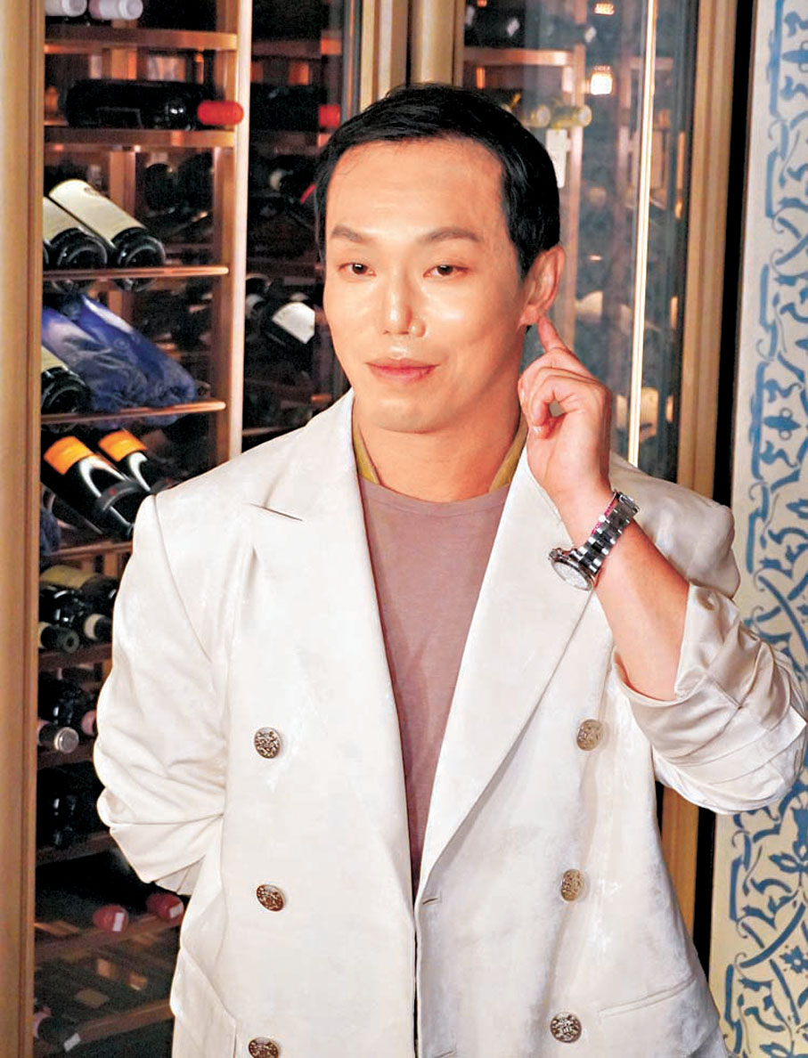 ●陳柏熹指車禍傷及耳部。 香港文匯報記者子棠 攝