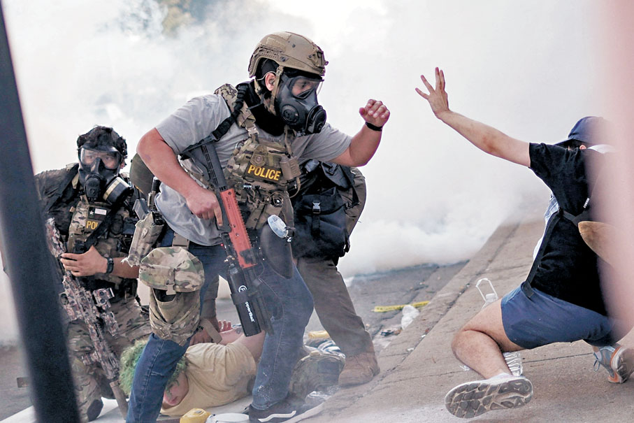 ●芝加哥警方對示威者進行暴力拘捕。 路透社