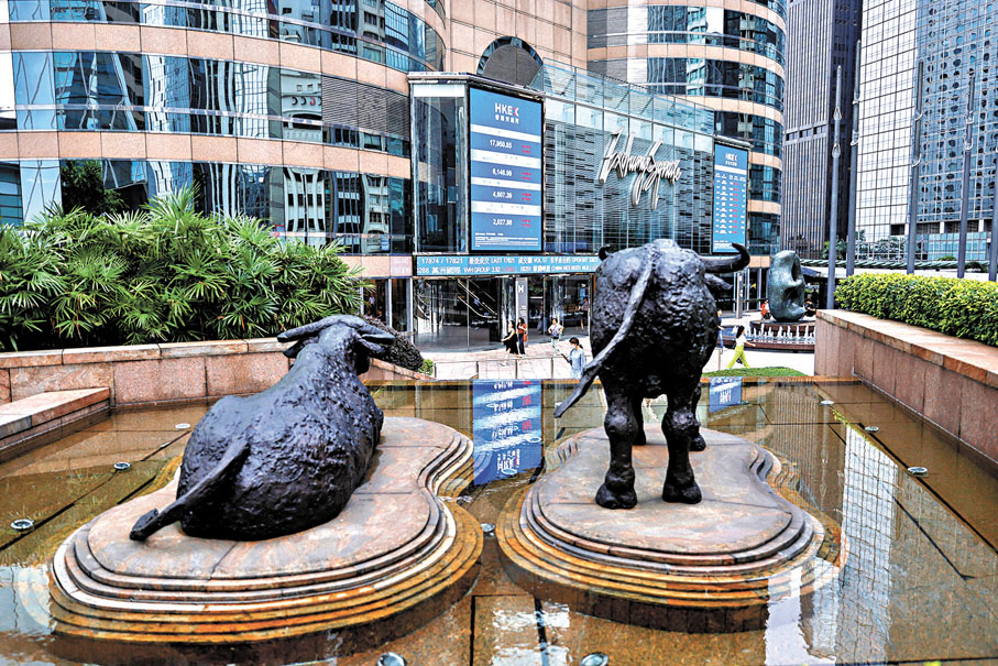 ●美國政府停擺，加上年內港股已累積不少升幅，料有更多投資者先行獲利離場。圖為港交所大樓。 資料圖片