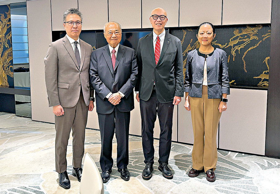 ●市建局上年度總虧損27.2億元。圖為周松崗（左二）、蔡宏興（右二）和兩名市建局執行董事區俊豪（左一）及方雪原（右一）。香港文匯報記者唐文  攝