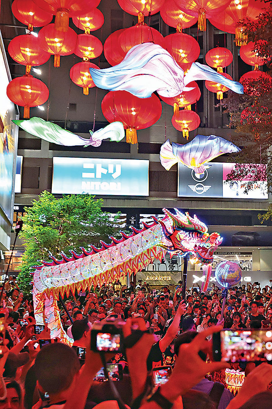 ●昨日利東街舉行「LED火龍舞鼓賀中秋」，長18米的「幻彩夜光火龍」在利東街林蔭大道穿梭，配合噴煙效果及追珠互動，現場氣氛熱烈。 中通社