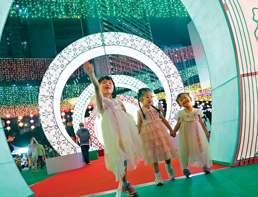 ●小朋友在維園綵燈會遊玩。  香港文匯報記者郭木又  攝