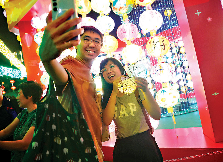 ●遊人在維園綵燈會合照留影。香港文匯報記者郭木又  攝