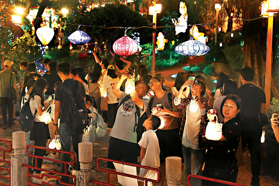 ●香港市民三五成群到黃大仙嗇色園賞月，歡度中秋。中通社