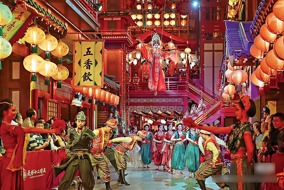 ●中秋佳節，長安十二時辰主題街區與遊客共同織就了一場盛大的唐風中秋幻夢。