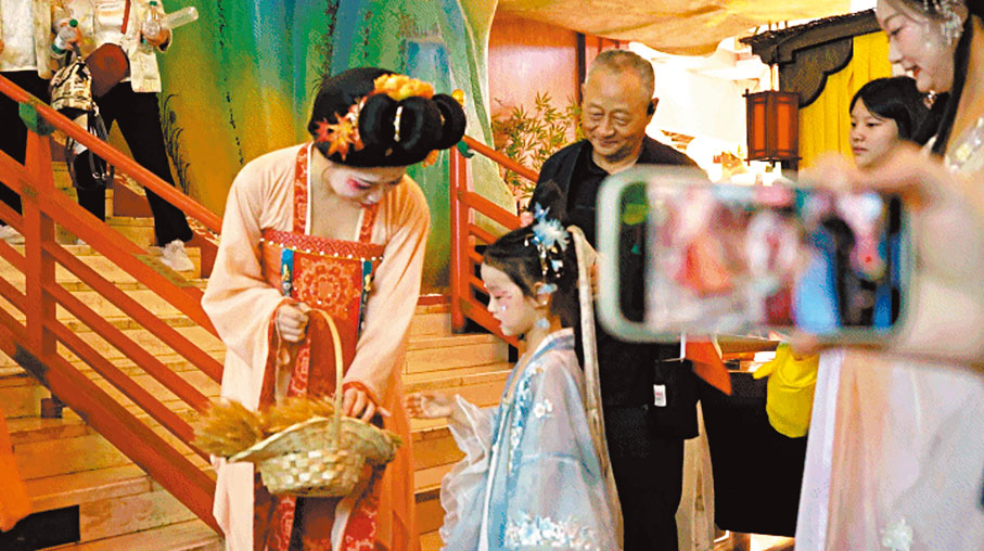 ●長安「原住民」給遊客送上中秋禮物。