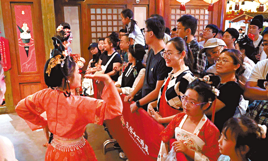 ●唐裝NPC與陳芸等遊客擊掌互動。