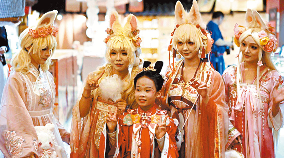 ●月宮仙子和遊客互動。