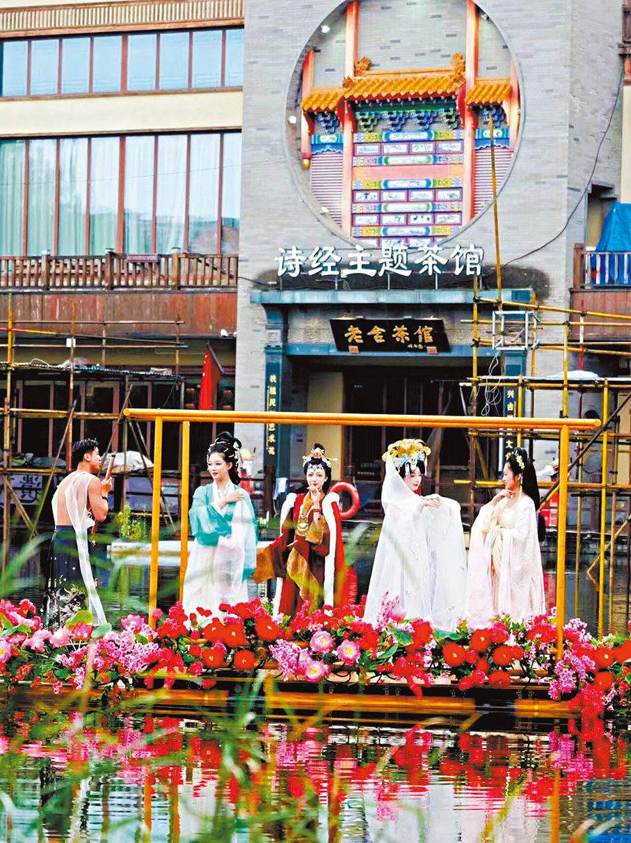 ●西安「詩經里」景區漢服巡遊吸引了眾多遊客參與。