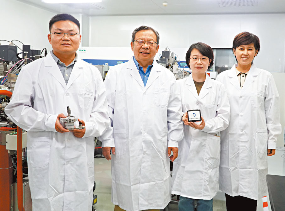 ●中國科學家首次基於嫦娥六號月球背面樣品（月壤）研究發現，月球背面月幔相比月球正面更「冷」。圖為嫦娥六號月壤樣品研究團隊部分成員合影。香港文匯報北京傳真