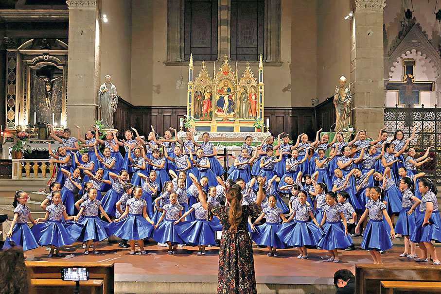 ●聖士提反書院附屬小學合唱團在佛羅倫斯地標天主聖三大殿演出。 學校供圖