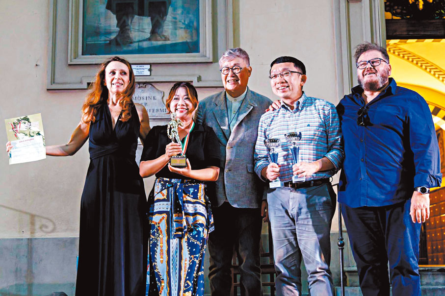 ●合唱團員高舉大衛金獎獎座。學校供圖