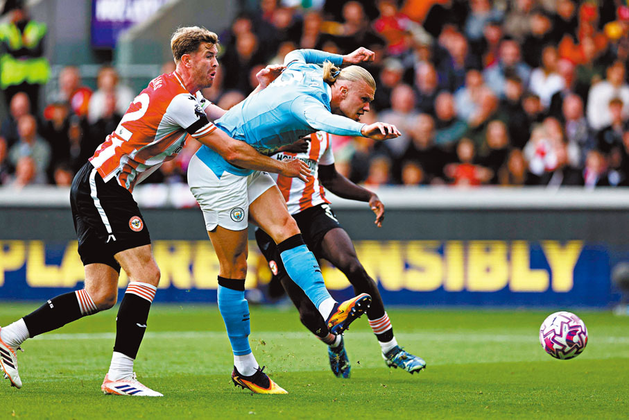 ●夏蘭特（藍衫）一箭定江山。 法新社