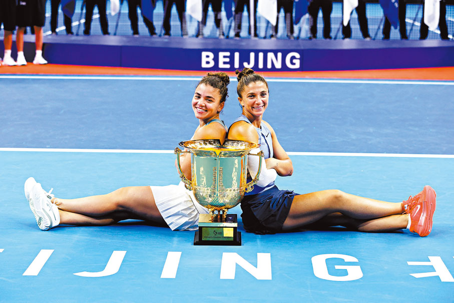 ●保利尼/埃拉尼在頒獎儀式上。  中新社