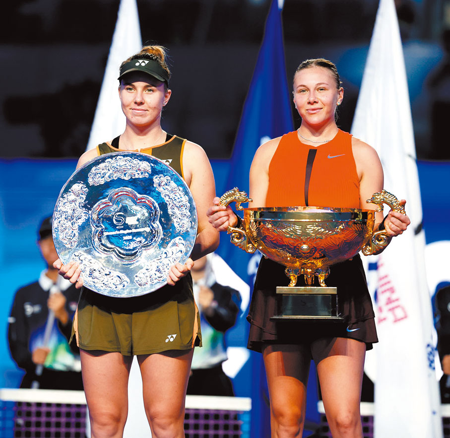 ●阿尼西莫娃（右）和諾斯科娃在頒獎儀式上。 新華社