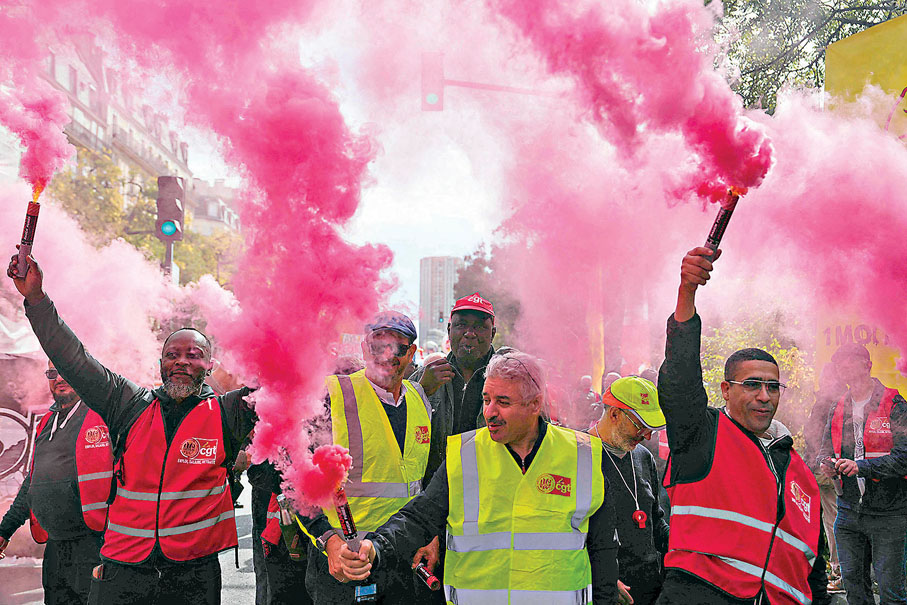 ●示威者持煙霧彈，在巴黎參加抗議政府活動。法新社
