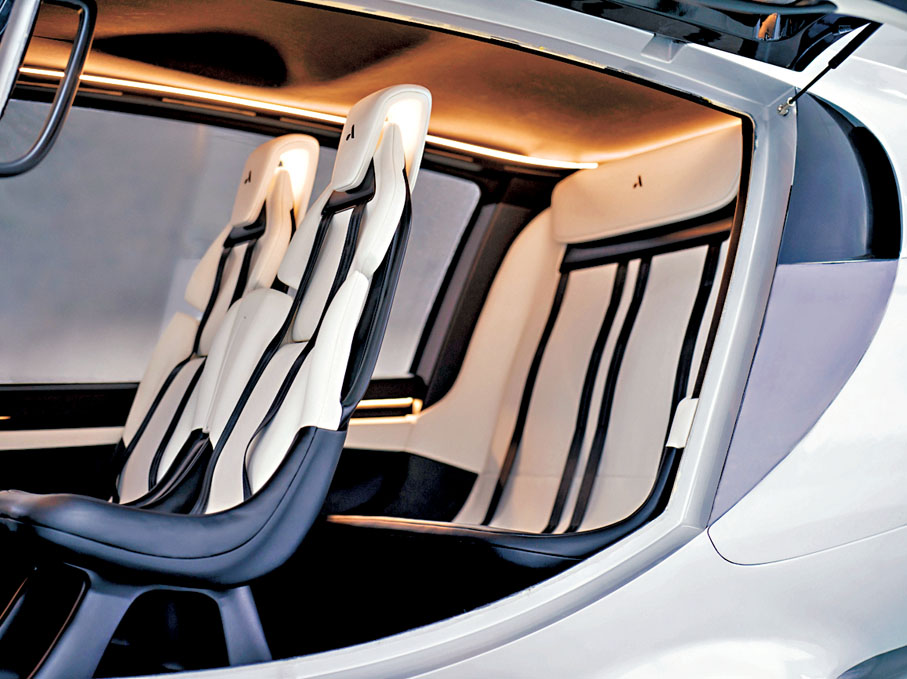 ●峰飛自主研發的eVTOL電動垂直起降航空器「盛世龍」內飾。 受訪者供圖