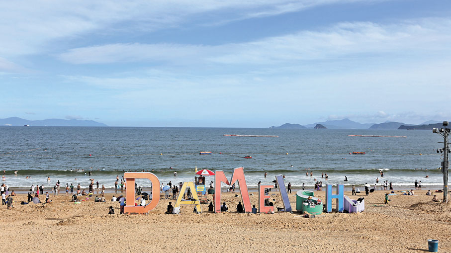 ●記者近日到已成功市場化運營的深圳大梅沙海濱公園取經，發現整個沙灘的遊玩體驗明顯提升。 香港文匯報記者黃艾力 攝