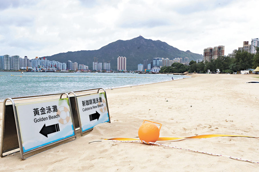 ●記者日前走訪屯門新舊咖啡灣，現場僅數十人鋪地氈曬太陽或運動，幾乎無人下水。圖為舊咖啡灣。 香港文匯報記者萬霜靈  攝