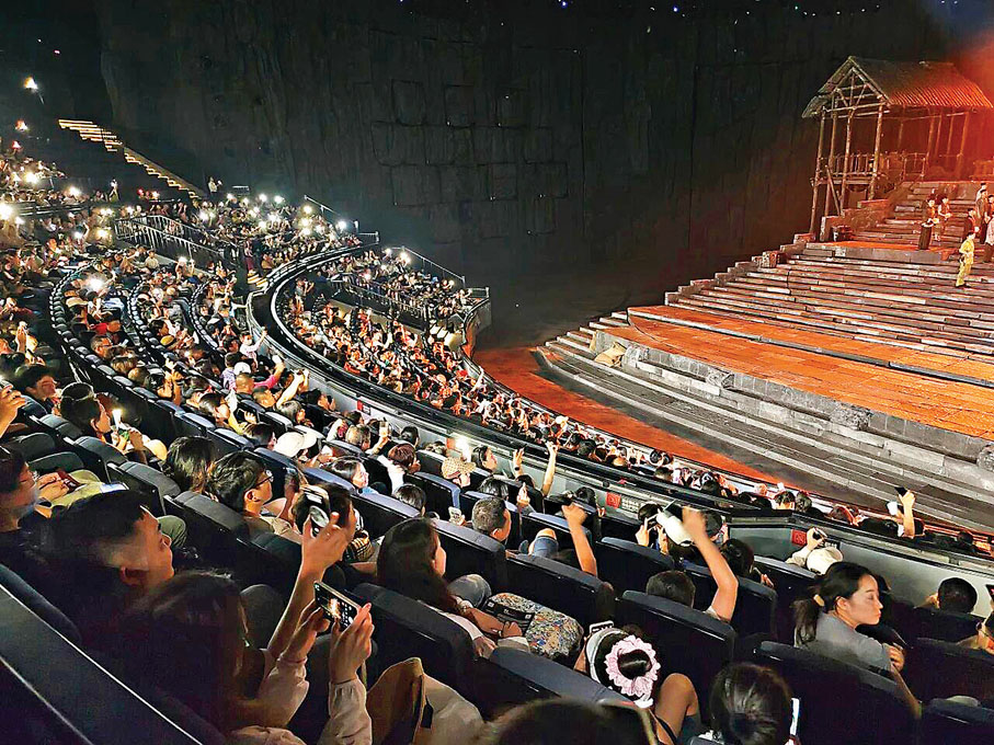●重慶1949大劇院裏觀眾爆滿。 香港文匯報記者孟冰 攝