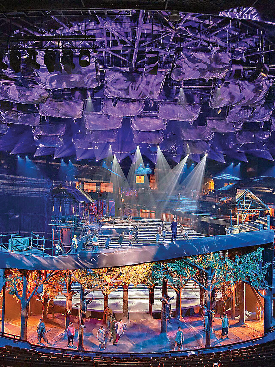 ●重慶1949大劇院的旋轉舞台實現在同一時間裏同步演繹不同空間的故事。 香港文匯報重慶傳真