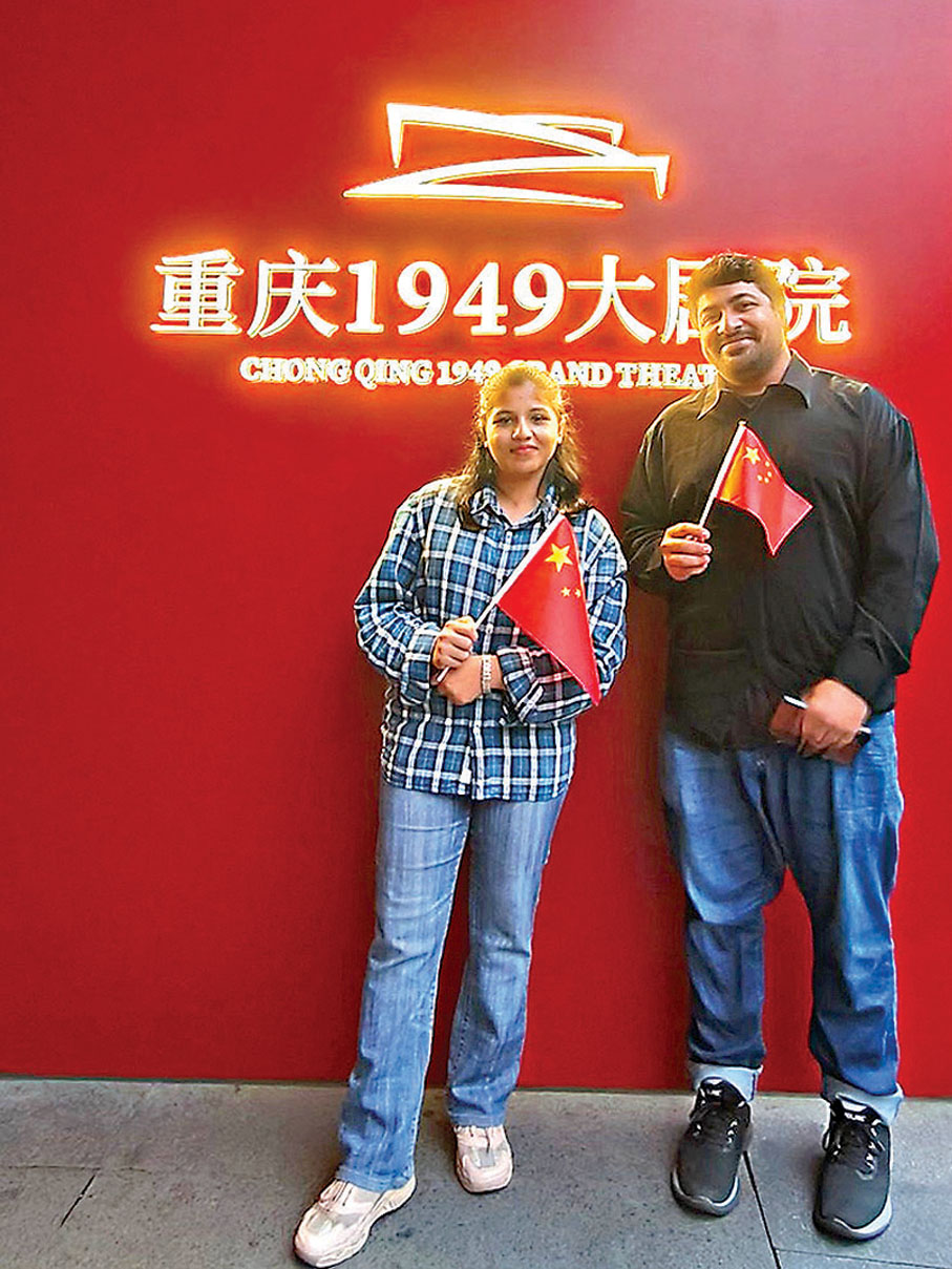 ●重慶1949大劇院成為中國文旅「網紅地標」，海外遊客前來觀光打卡。 香港文匯報重慶傳真