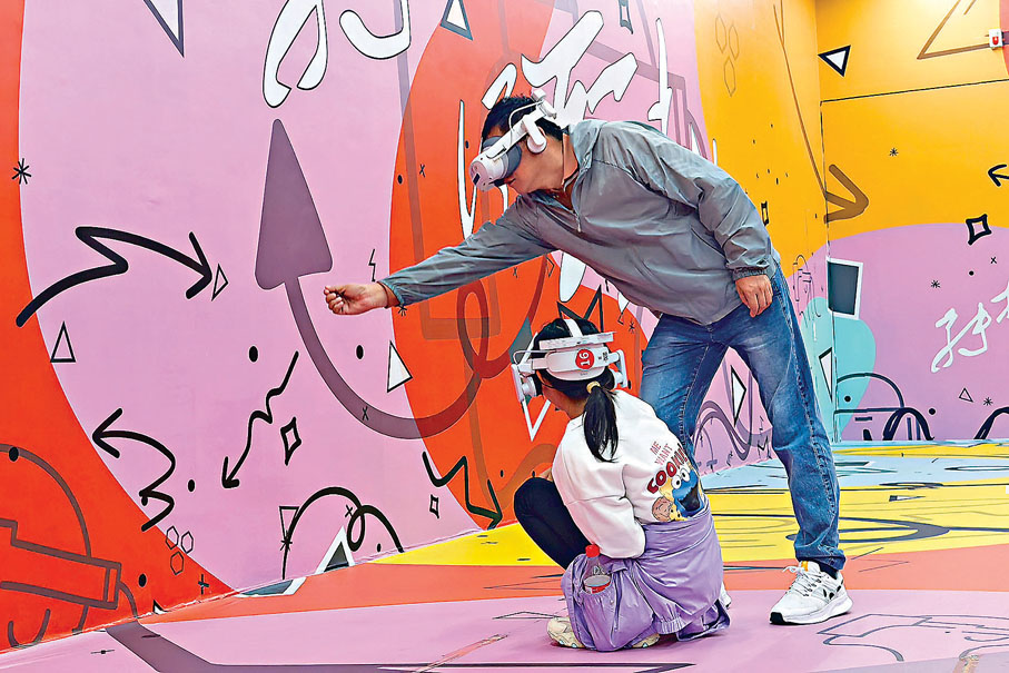 ●戴上VR眼鏡的遊客體驗在虛擬場景裏裝填炮彈。 香港文匯報記者黃鋒  攝