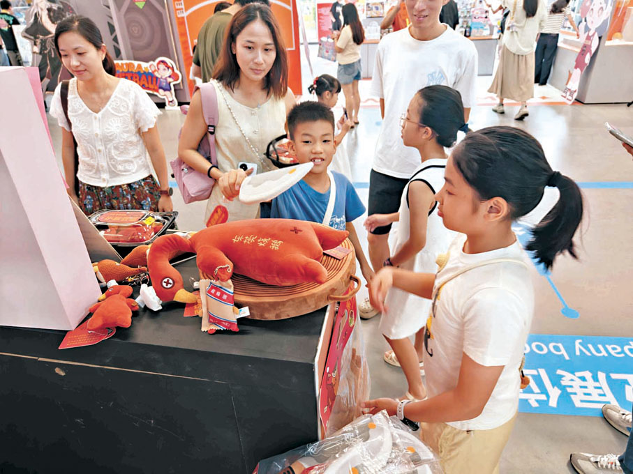 ●本土潮玩品牌與國際熱門動畫IP聯名產品吸引了眾多潮玩愛好者前來「掃貨」。