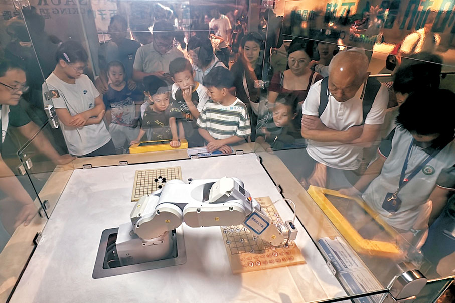 ●「下棋機器人」同時挑戰兩位小棋友。香港文匯報記者李紫妍  攝