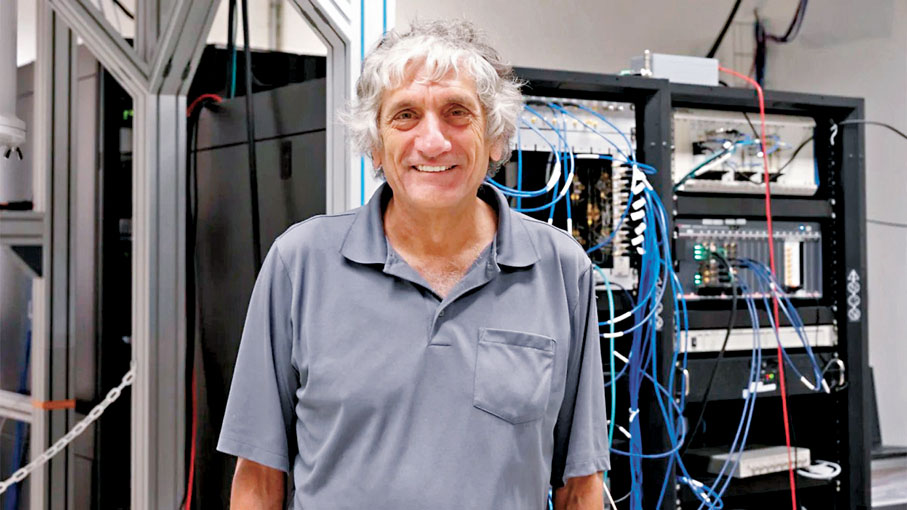 馬蒂尼斯（67歲）●1987年獲美國加州大學柏克萊分校博士學位，現任加州大學聖塔芭芭拉分校教授。