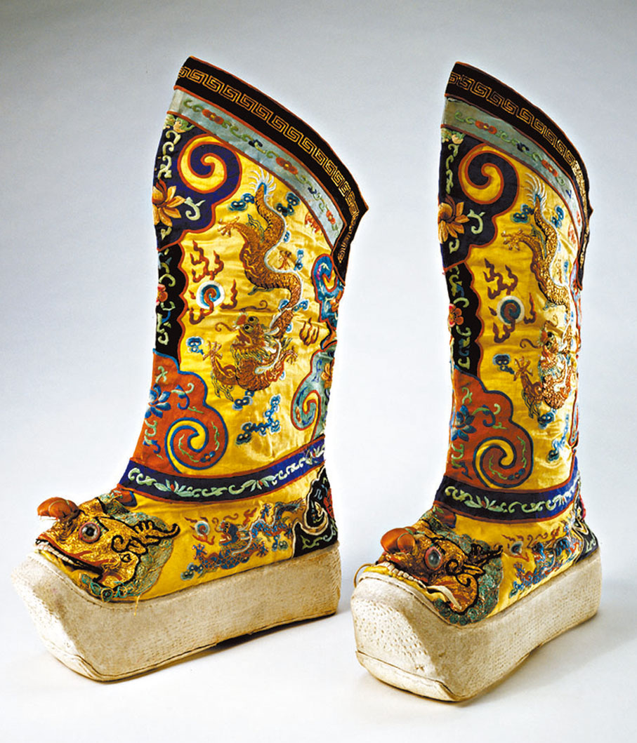 ●戲曲鞋靴，黃色緞平金繡雲龍紋高底靴，清