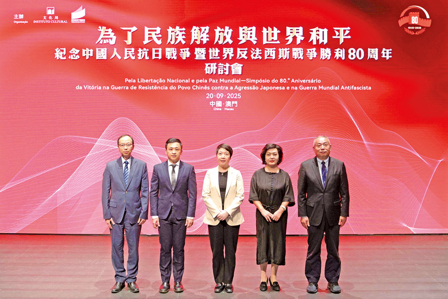 ●澳門文化局局長梁惠敏、澳門教青局副局長黃嘉祺與演講嘉賓合照。 （澳門文化局圖片）