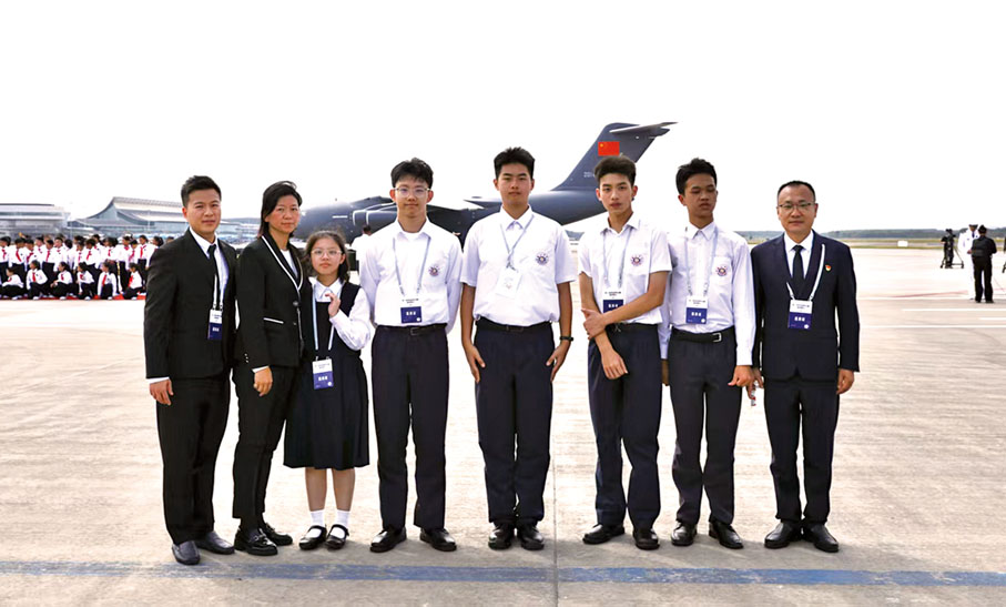 ●澳門師生代表團 （左二至六）參與第十二批在韓中國人民志願軍烈士遺骸迎回儀式。 （澳門教青局圖片）