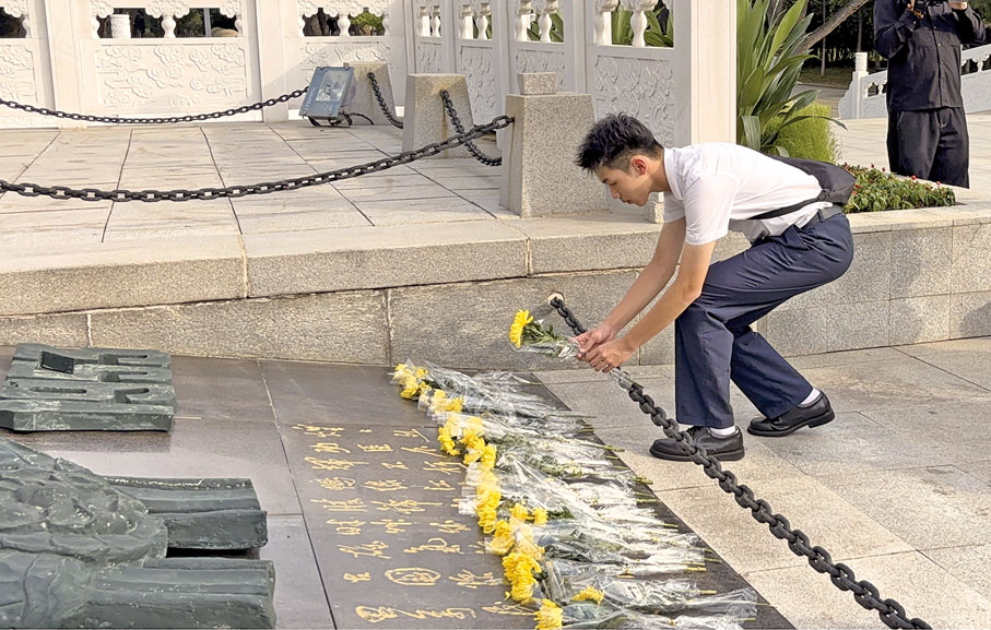●澳門學生代表瞻仰烈士英名牆並獻花。（澳門教青局圖片）