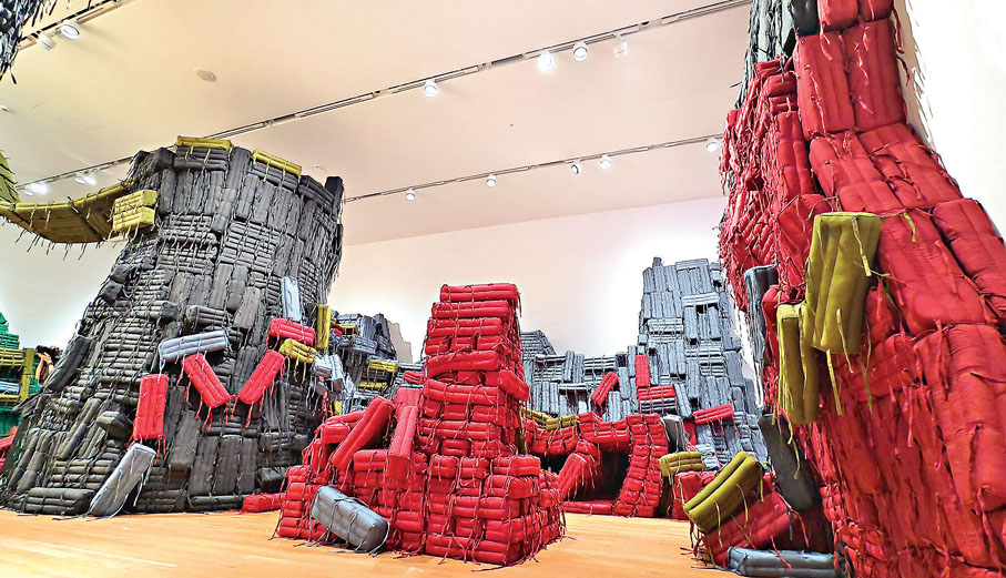 ●《房屋在崩塌》由多個深色軟墊構成。