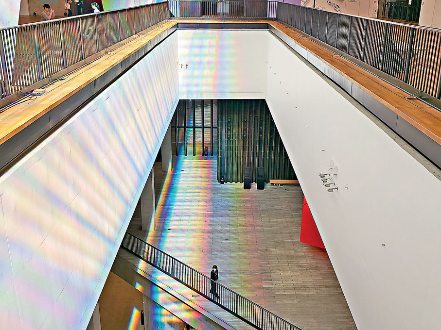 ●以彩虹為主題的作品《呼吸》覆蓋博物館多個區域。