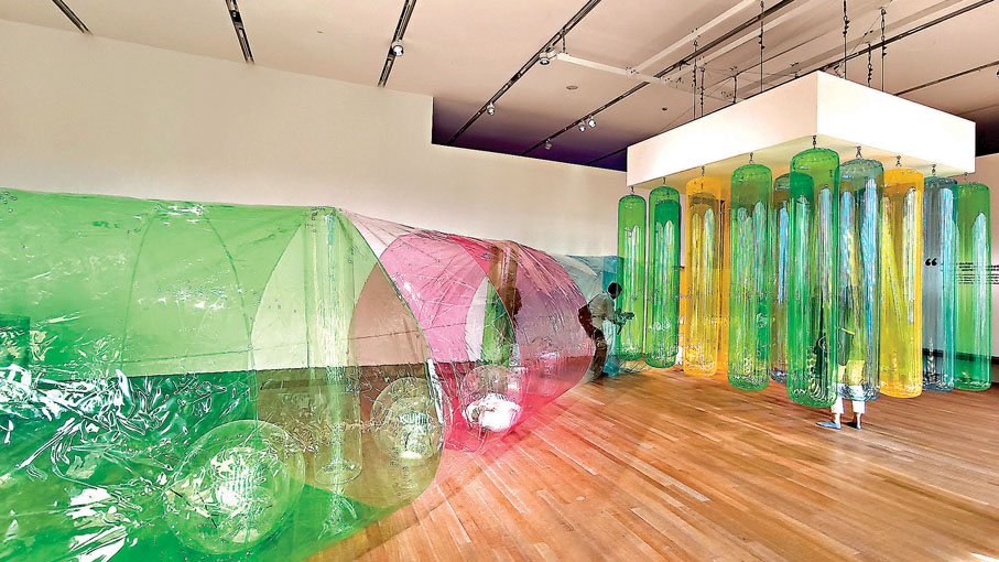 ●觀眾可穿梭於《穿透/排出（來自〈隧道底河流〉）》中。