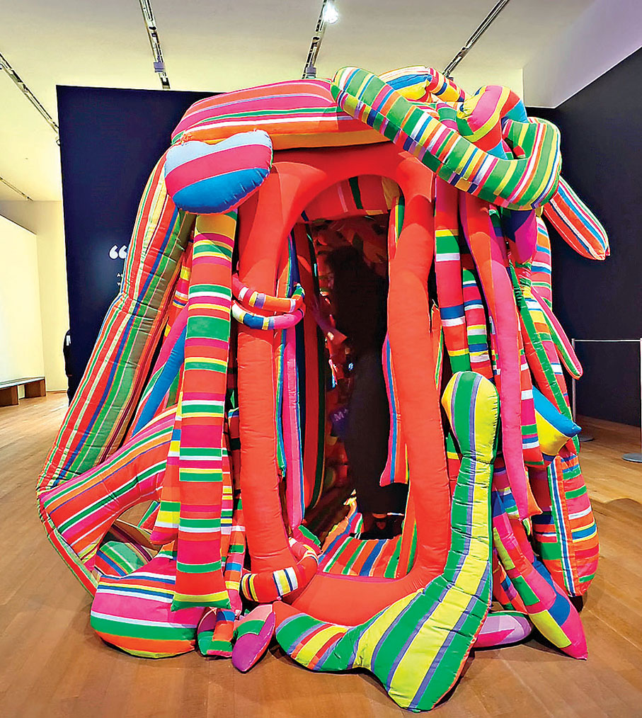 ●《來打滾和生活吧！》配有英國搖滾樂團披頭四的音樂。